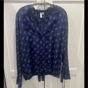 Never worn Treasure & Bond button Front tie bottom shirt in a navy floral size M